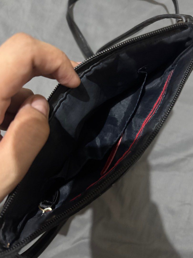 Tommy Hilfiger Crossbody bag (Category: Cross-body Bags) located in Iloilo. Submitted by stylesbyzoe (Listing ID 1388403818, Image 3). Description: Tommy Hilfiger crossbody bag With minimal flaws Original from the 🇺🇸 Cloth po yung fabric nya not sure what kind pero yung type na pwde nyo iwash (but never been washed pa po ito) Overall okay condition, with little flaws sa rubber lining.