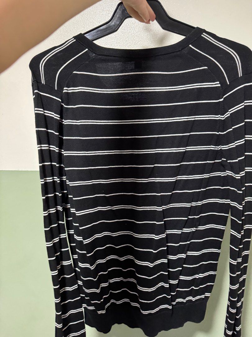 Uniqlo Black and White Longsleeves (Category: Longsleeves) located in Makati City. Submitted by mxrtsss (Listing ID 1388367241, Image 3). Description: .