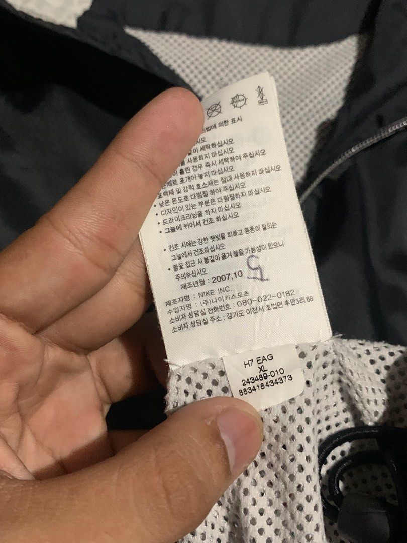 Vintage Nike windbreaker full zip (Category: Hoodies) located in Manila. Submitted by datiga64797 (Listing ID 1388427440, Image 3). Description: Xl on tag 23 by 29 Excellent condi Issue : Small crack on nike logo.
