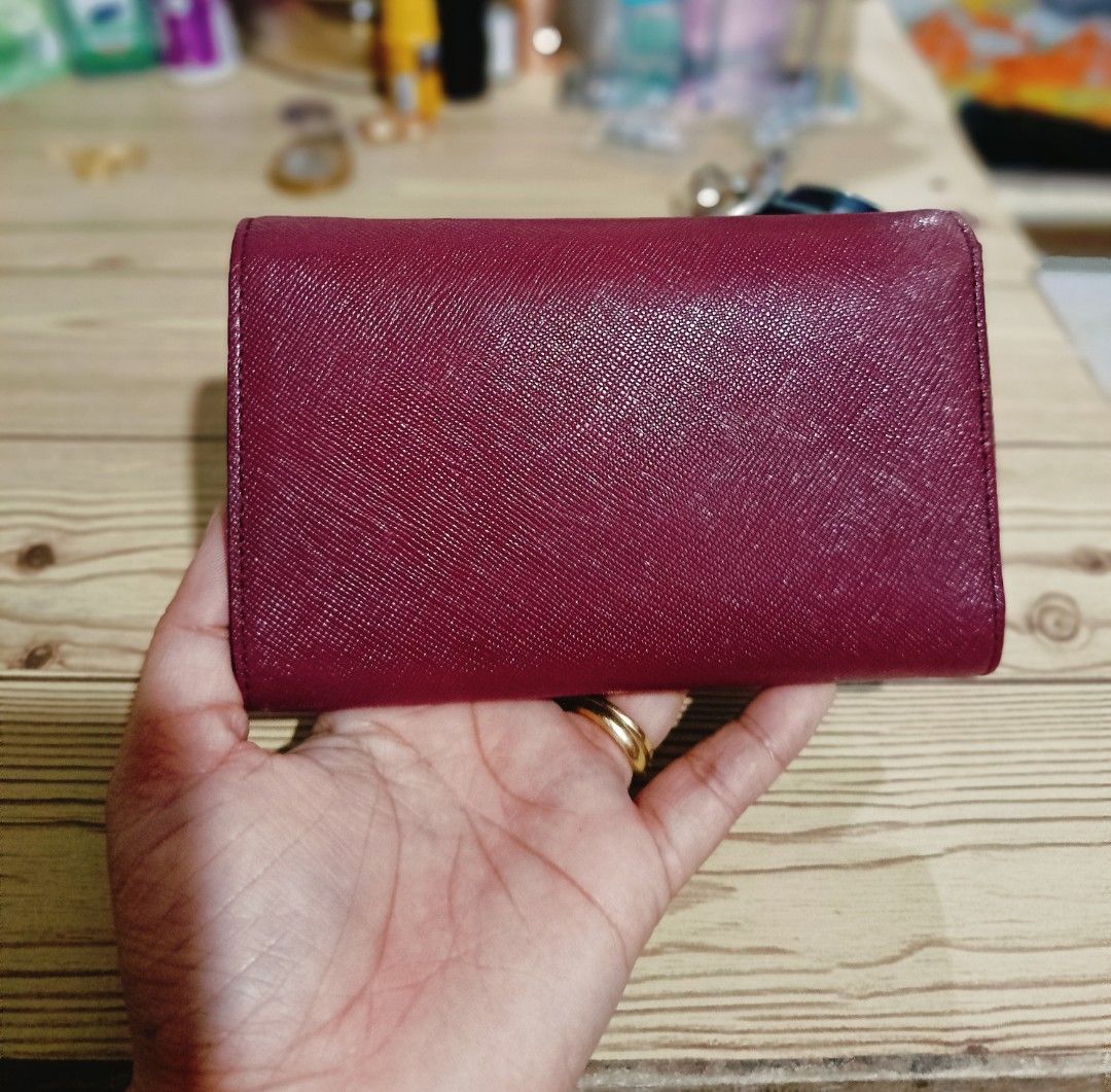 Wallet bifold (Category: Wallets & Card holders) located in Maasin. Submitted by marisylmor80212 (Listing ID 1388349636, Image 2). Description: in looks new condition since its ukay minimal sign of usage lang.