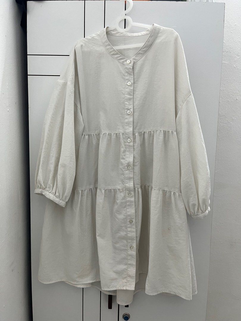 White Ruffle Blouse (Category: Blouses) located in Kuala Lumpur. Submitted by arfhdaim (Listing ID 1388434310, Image 1). Description: Material cotton wrinkle.