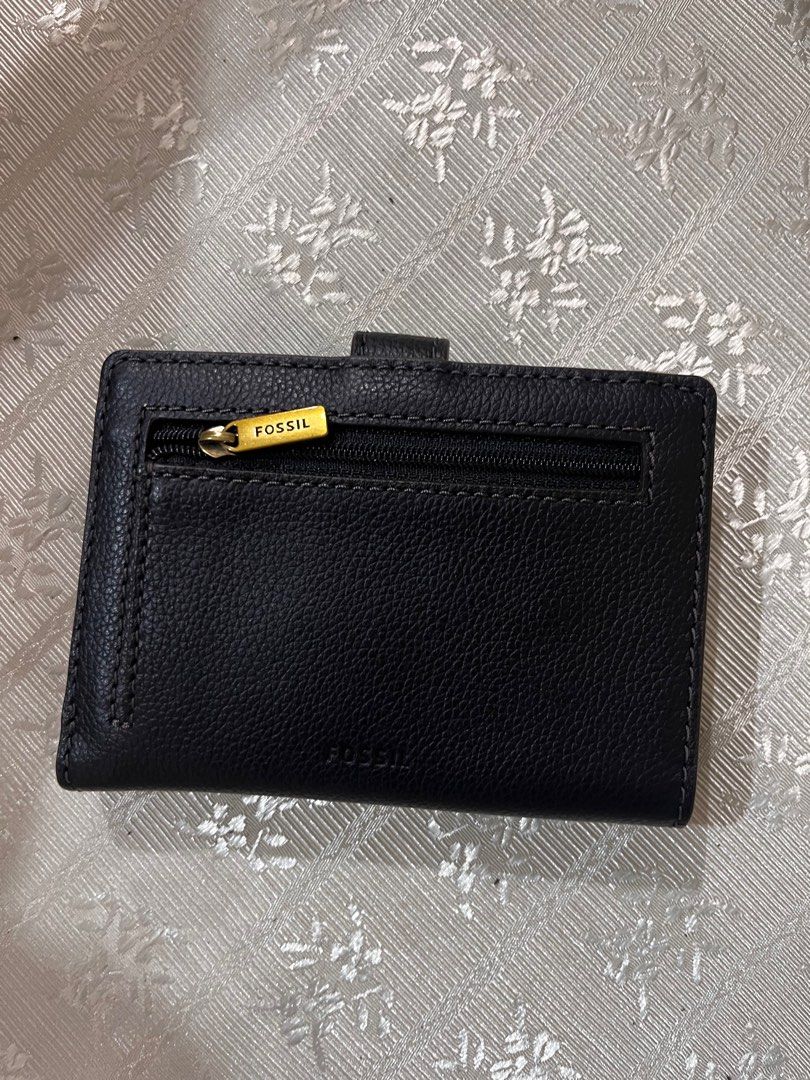 Authentic Fossil Myra Multi Black Wallet (Category: Wallets & Card holders) located in Quezon City. Submitted by psc2nd (Listing ID 1388586492, Image 2). Description: Pls note that this item is Authentic Brand New with flaw. Outer material is pebbled leather, interior is saffiano Leather with flaw 1 Bills compartment 7 card slots 1 separate card holder with 3 card slots pls message us first before offering price. Price is the best i can give..