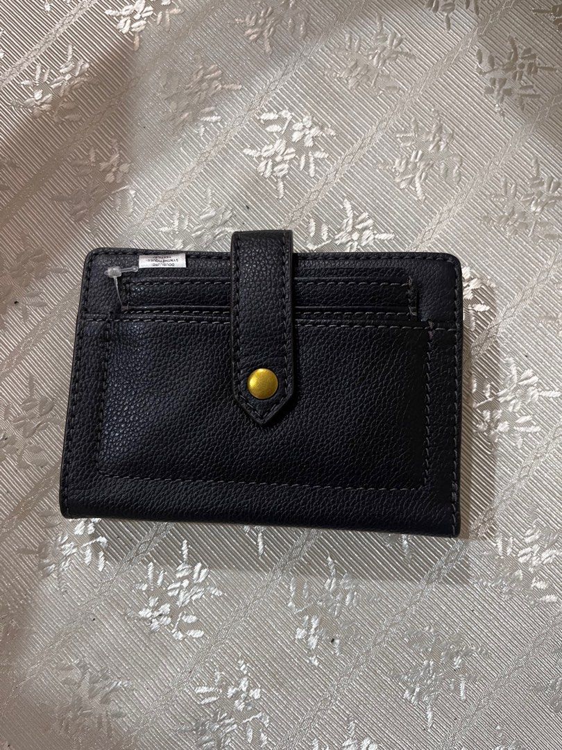 Authentic Fossil Myra Multi Black Wallet (Category: Wallets & Card holders) located in Quezon City. Submitted by psc2nd (Listing ID 1388586492, Image 1). Description: Pls note that this item is Authentic Brand New with flaw. Outer material is pebbled leather, interior is saffiano Leather with flaw 1 Bills compartment 7 card slots 1 separate card holder with 3 card slots pls message us first before offering price. Price is the best i can give..
