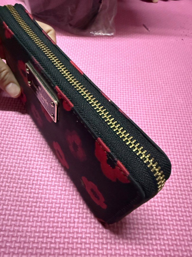 Authentic Kate Spade Long Wallet (Category: Luxury Bags & Wallets) located in Pasay City. Submitted by desencombrerleschoses (Listing ID 1388625666, Image 2). Description: negotiable but not too low pls .