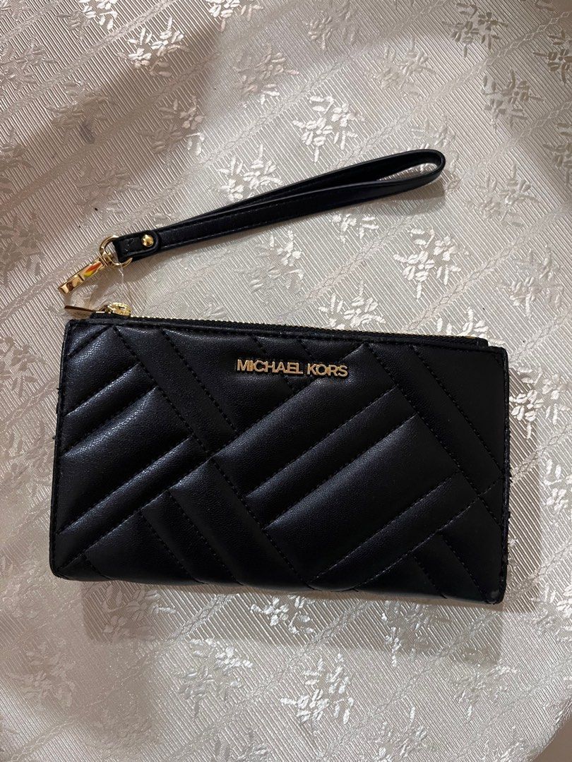 Authentic Michael Kors Peyton Double Zip wristlet (Category: Other Accessories) located in Quezon City. Submitted by psc2nd (Listing ID 1388582366, Image 1). Description: This is an Authentic Michael Kors Peyton Double zip Wristlet quilted Material Black Hardwares are in Gold double zip pockets 1 phone pocket 7 card slot 2 wide multifunctional pockets This i brand new but will flaw. Original was $228… We are selling this aa a very low price becau