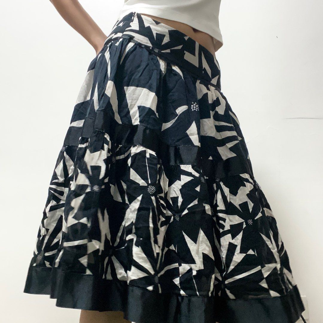 vintage black midi skirt (Category: Skirts) located in Santa Rosa. Submitted by julyblue (Listing ID 1388593392, Image 3). Description: mop — gcash, maya, seabank, bank transfer mod — j&t, sdd (lalamove) loc — cabuyao laguna • sf @ php 54 for luzon areas (small pouch) • shipment during fridays • payo / 1 day reservation only (no rsv fees) • strictly no cancellations once claimed & no returns • any issues during shipment are j&t’s responsibility ❗