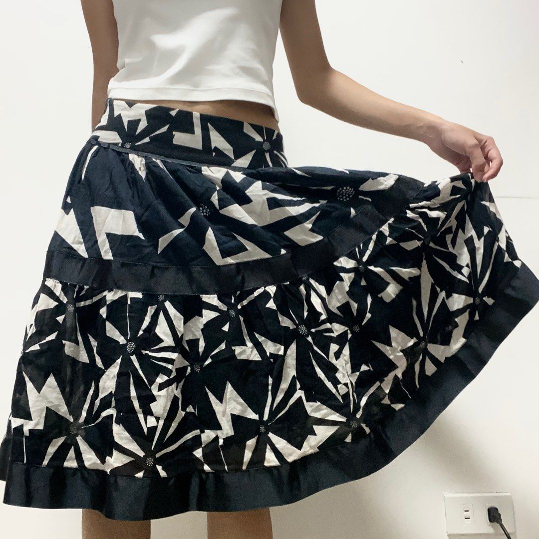 vintage black midi skirt (Category: Skirts) located in Santa Rosa. Submitted by julyblue (Listing ID 1388593392, Image 2). Description: mop — gcash, maya, seabank, bank transfer mod — j&t, sdd (lalamove) loc — cabuyao laguna • sf @ php 54 for luzon areas (small pouch) • shipment during fridays • payo / 1 day reservation only (no rsv fees) • strictly no cancellations once claimed & no returns • any issues during shipment are j&t’s responsibility ❗