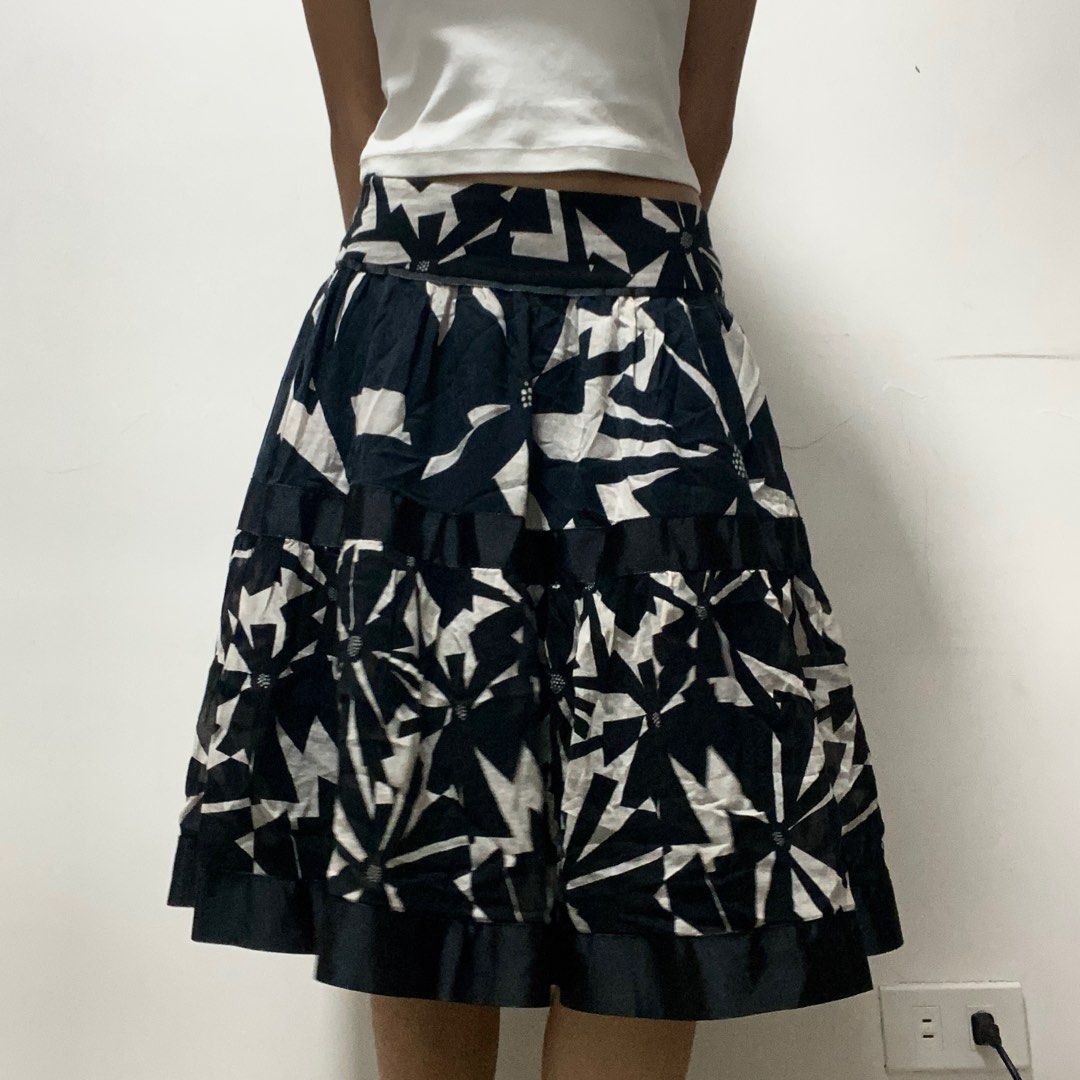 vintage black midi skirt (Category: Skirts) located in Santa Rosa. Submitted by julyblue (Listing ID 1388593392, Image 1). Description: mop — gcash, maya, seabank, bank transfer mod — j&t, sdd (lalamove) loc — cabuyao laguna • sf @ php 54 for luzon areas (small pouch) • shipment during fridays • payo / 1 day reservation only (no rsv fees) • strictly no cancellations once claimed & no returns • any issues during shipment are j&t’s responsibility ❗
