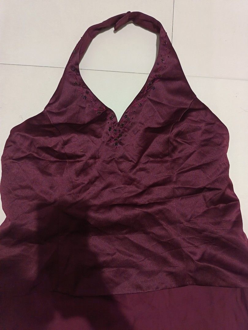 Burgundy/ Maroon Gown XL (Category: Evening dresses & gowns) located in Mabalacat. Submitted by jg0701 (Listing ID 1388700210, Image 2). Description: Gown Size L to XL Pang pamatangkad po kase sobrang haba..