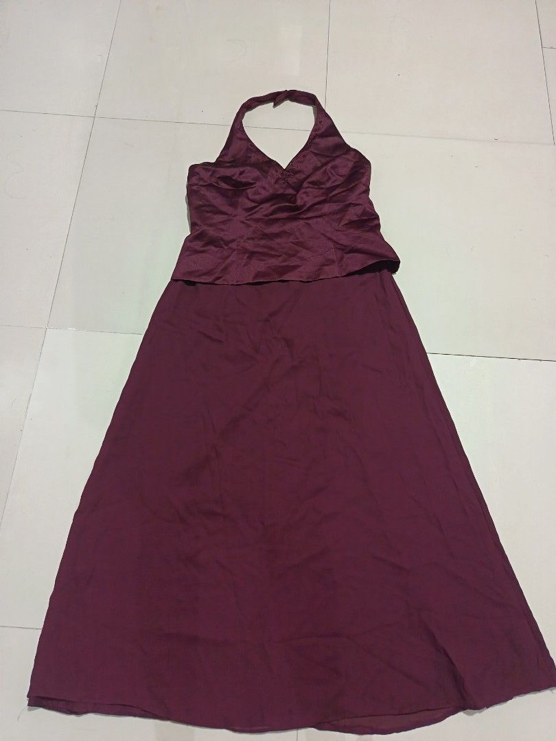 Burgundy/ Maroon Gown XL (Category: Evening dresses & gowns) located in Mabalacat. Submitted by jg0701 (Listing ID 1388700210, Image 1). Description: Gown Size L to XL Pang pamatangkad po kase sobrang haba..