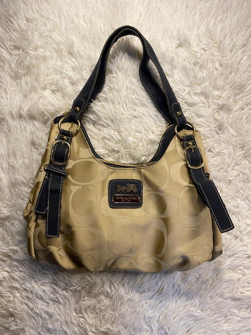 Coach shoulder bag (medium size) (Category: Luxury Bags & Wallets) located in Caloocan City. Submitted by ky.mndjr (Listing ID 1388602028, Image 3). Description: Coach shoulder bag size: medium never been used & in good condition.