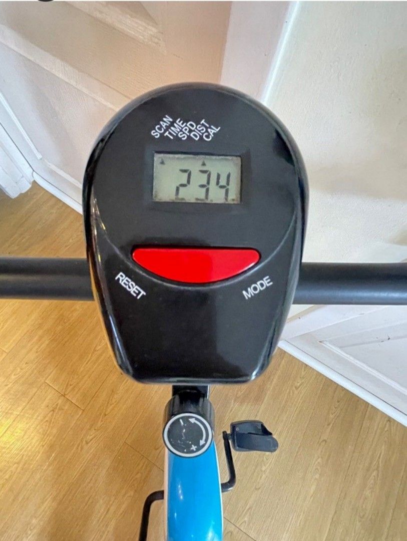 Exercise fitness bike (Category: Cardio & Fitness Machines) located in Quezon City. Submitted by annienc (Listing ID 1388527362, Image 2). Description: Fully functioning exercise bike See pics for details.