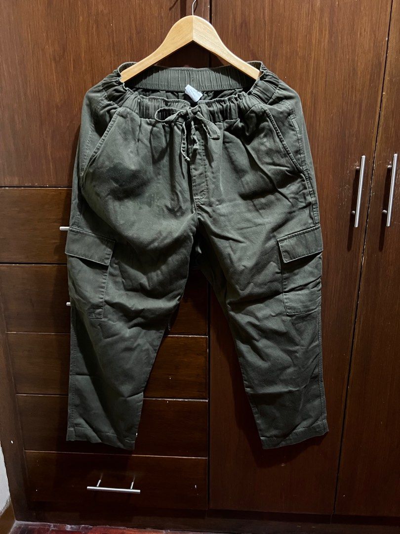 Gap Cargo Pants (Category: Other Bottoms) located in Manila. Submitted by alwaysdeclutteringthings (Listing ID 1388622512, Image 2). Description: Used once Not a fan of army green Decluttering Fits large and xl.