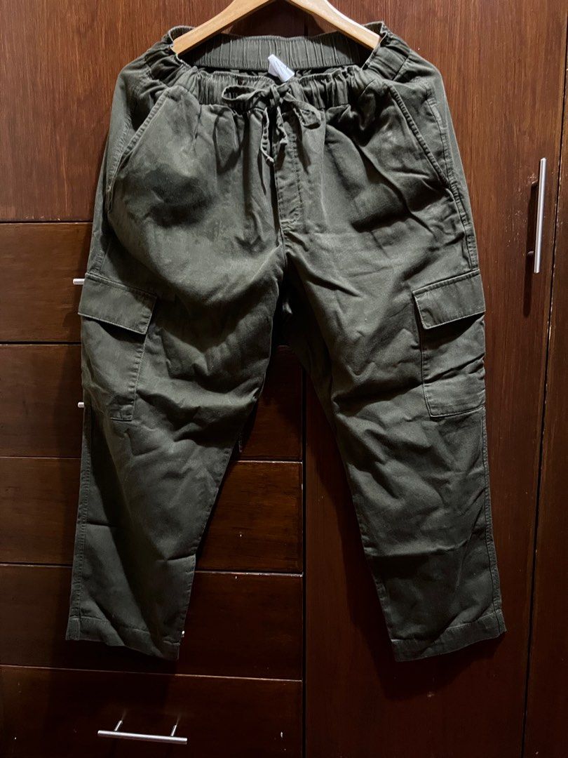 Gap Cargo Pants (Category: Other Bottoms) located in Manila. Submitted by alwaysdeclutteringthings (Listing ID 1388622512, Image 1). Description: Used once Not a fan of army green Decluttering Fits large and xl.