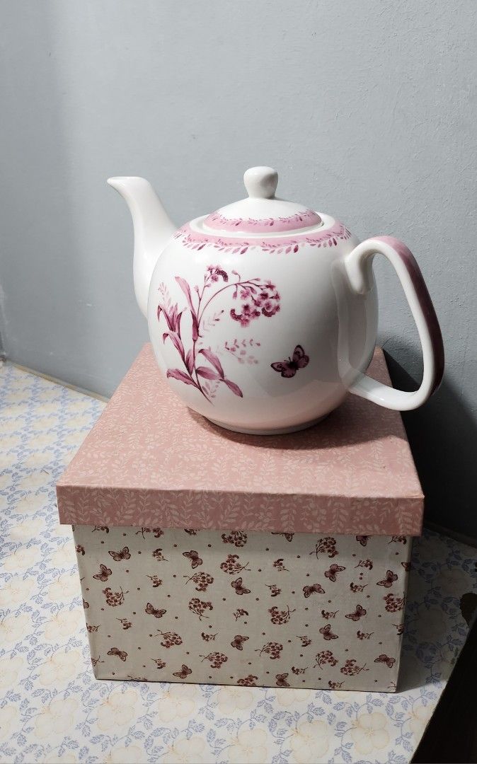 Gourdo's Teapot (Category: Coffee & Tea Tableware) located in Makati City. Submitted by mischel1 (Listing ID 1388586814, Image 1). Description: Pre-loved teapot, still in good condition. Reason for selling - I will be relocating to a new home..
