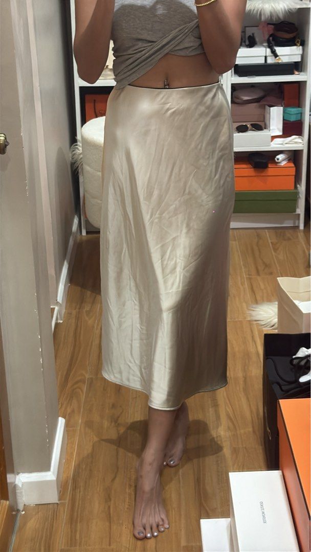 Gu Global Skirt (Category: Skirts) located in Cebu City. Submitted by joniiie (Listing ID 1388673055, Image 1). Description: champagne color.