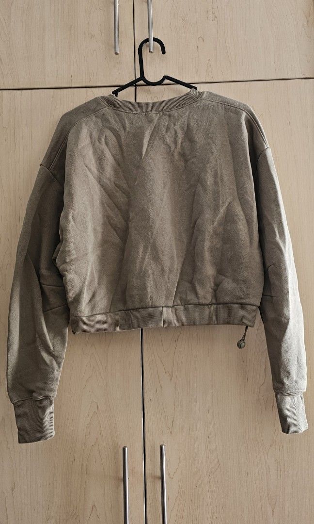 GU sage green cropped sweater adjustable bottom (Category: Others Tops) located in Makati City. Submitted by joieisdecluttering (Listing ID 1388590497, Image 3). Description: .