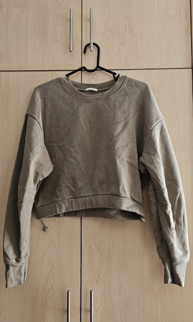 GU sage green cropped sweater adjustable bottom (Category: Others Tops) located in Makati City. Submitted by joieisdecluttering (Listing ID 1388590497, Image 1). Description: .