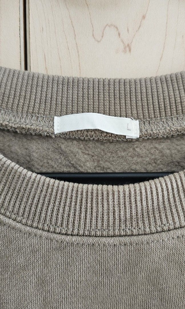 GU sage green cropped sweater adjustable bottom (Category: Others Tops) located in Makati City. Submitted by joieisdecluttering (Listing ID 1388590497, Image 2). Description: .