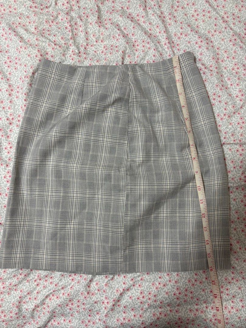 H&M Plaid Skirt (Category: Skirts) located in Las Pinas. Submitted by flrmz (Listing ID 1388577035, Image 2). Description: w/ lining Rfs: decluttering Will give a discount if you buy more than 1 item.