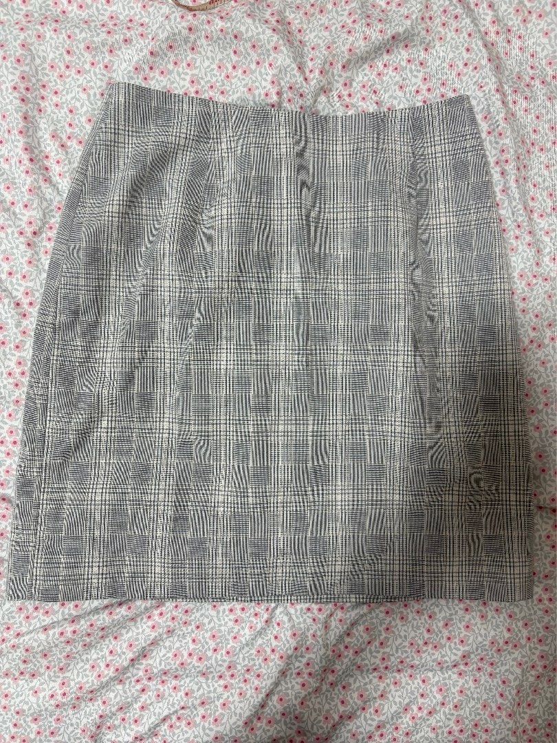 H&M Plaid Skirt (Category: Skirts) located in Las Pinas. Submitted by flrmz (Listing ID 1388577035, Image 1). Description: w/ lining Rfs: decluttering Will give a discount if you buy more than 1 item.