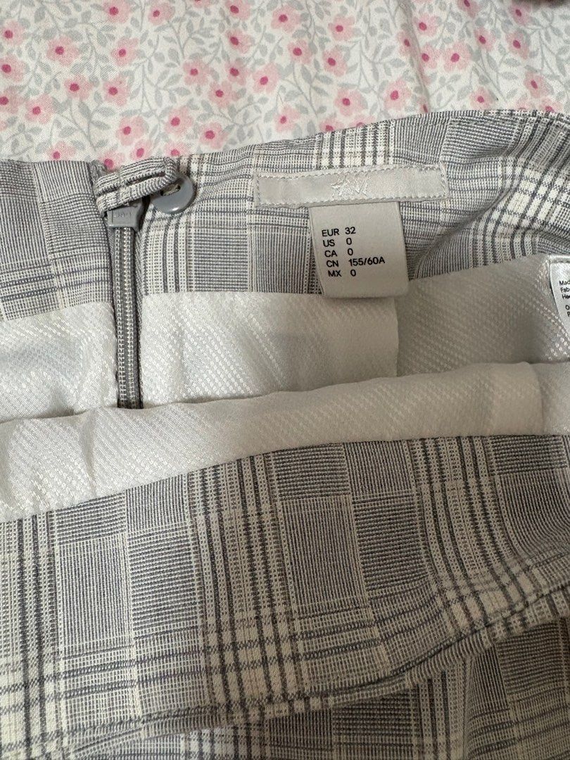 H&M Plaid Skirt (Category: Skirts) located in Las Pinas. Submitted by flrmz (Listing ID 1388577035, Image 3). Description: w/ lining Rfs: decluttering Will give a discount if you buy more than 1 item.
