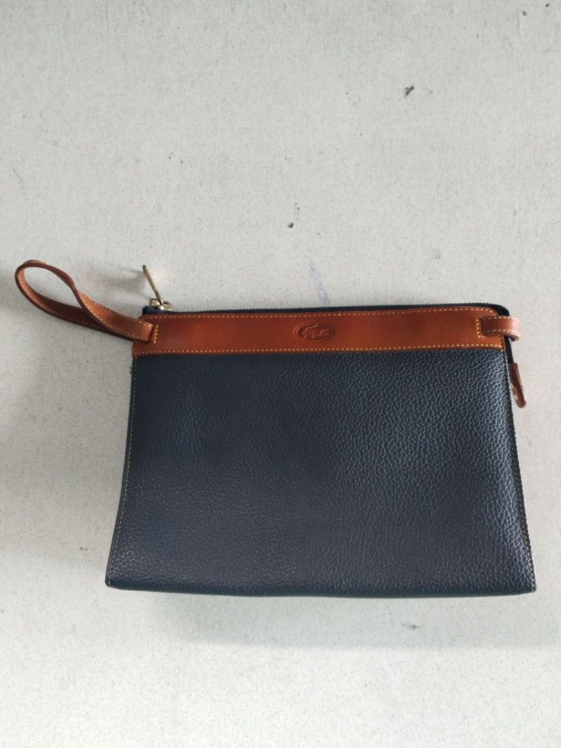 Lacoste handbag (Category: Luxury Bags & Wallets) located in Legazpi City. Submitted by genobecollectives (Listing ID 1388522521, Image 1). Description: Vintage Lacoste Leather Clutch Bag 500 free ship 10 width 8 length Issue nasa pic. na.