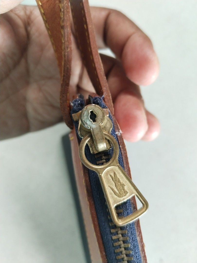 Lacoste handbag (Category: Luxury Bags & Wallets) located in Legazpi City. Submitted by genobecollectives (Listing ID 1388522521, Image 2). Description: Vintage Lacoste Leather Clutch Bag 500 free ship 10 width 8 length Issue nasa pic. na.