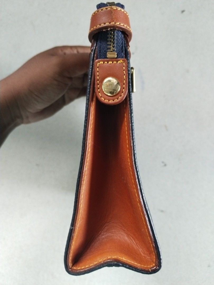 Lacoste handbag (Category: Luxury Bags & Wallets) located in Legazpi City. Submitted by genobecollectives (Listing ID 1388522521, Image 3). Description: Vintage Lacoste Leather Clutch Bag 500 free ship 10 width 8 length Issue nasa pic. na.