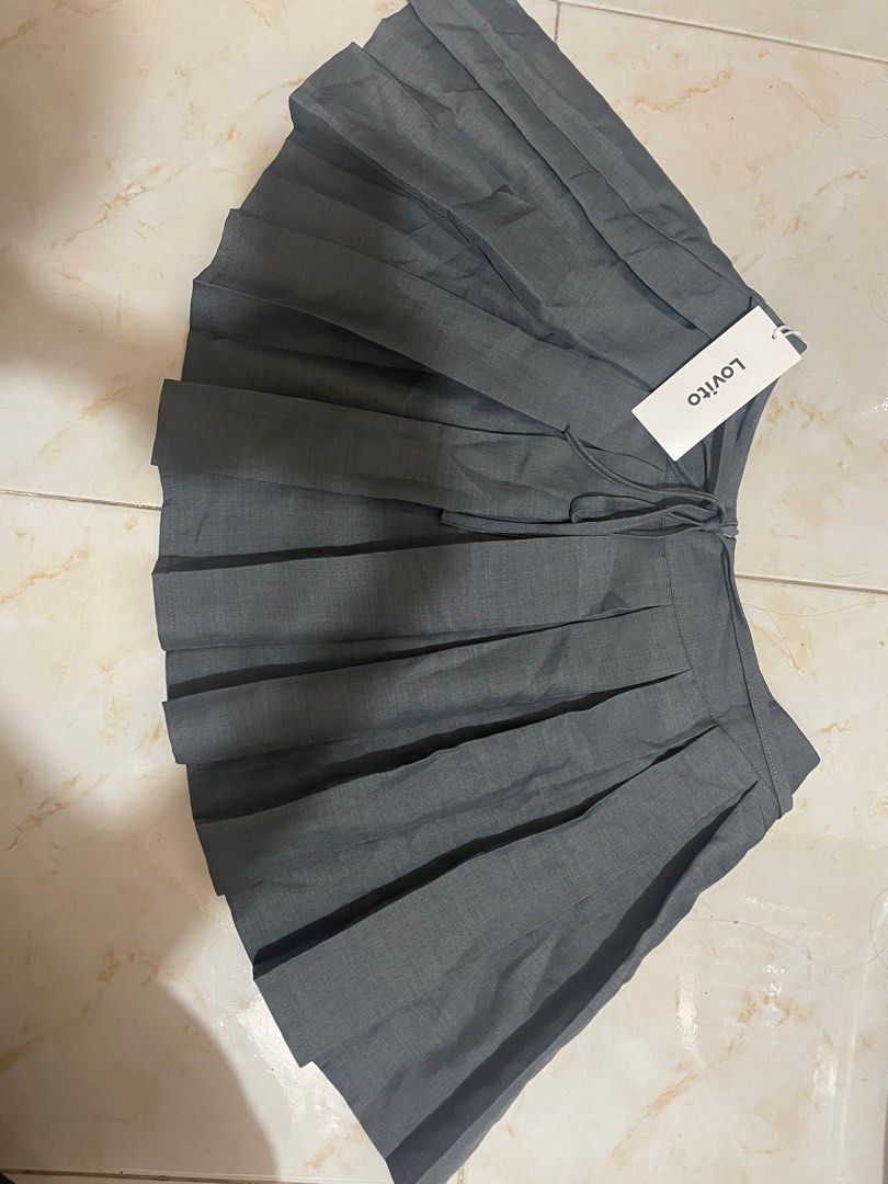 Lovito pleated skirt (Category: Skirts) located in Pasig City. Submitted by daph29 (Listing ID 1388667870, Image 2). Description: .