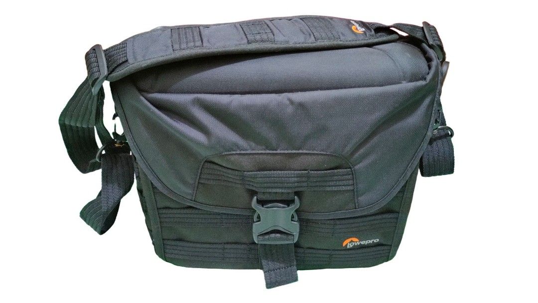 Lowepro ProTactic SH 180 AW Shoulder Bag for Mirrorless Camera System (Black) (Category: Camera Bags & Carriers) located in Quezon City. Submitted by qatarboi (Listing ID 1388522251, Image 1). Description: .