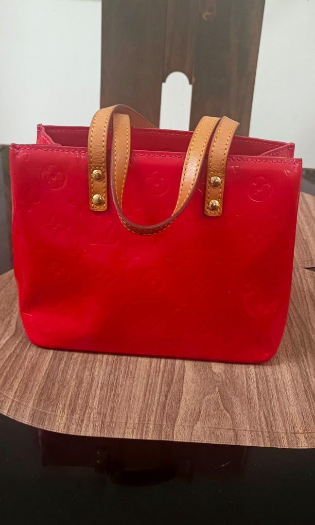 LV Monogram Vermis (Category: Luxury Bags & Wallets) located in Dauin. Submitted by petitevintagestyle (Listing ID 1388569142, Image 1). Description: LOUIS VUITTON Monogram Vernis Reade PM Hand Bag Red size: 25cm / 10in (Approx comes with a dustbag.