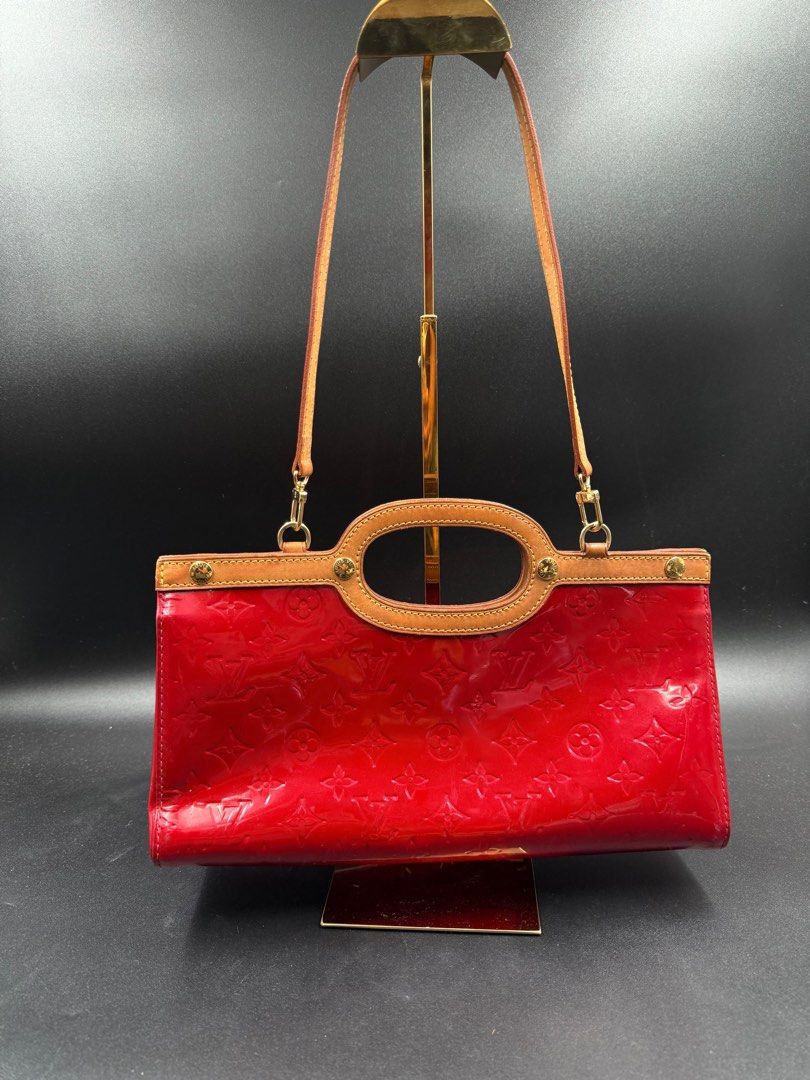 Lv roxbury original vernis (Category: Luxury Bags & Wallets) located in Quezon City. Submitted by moniqueunique26 (Listing ID 1388572079, Image 1). Description: Handled with care ❤️ with dustbag 100% orig .