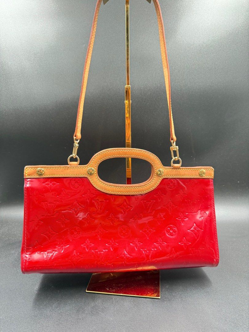 Lv roxbury original vernis (Category: Luxury Bags & Wallets) located in Quezon City. Submitted by moniqueunique26 (Listing ID 1388572079, Image 2). Description: Handled with care ❤️ with dustbag 100% orig .