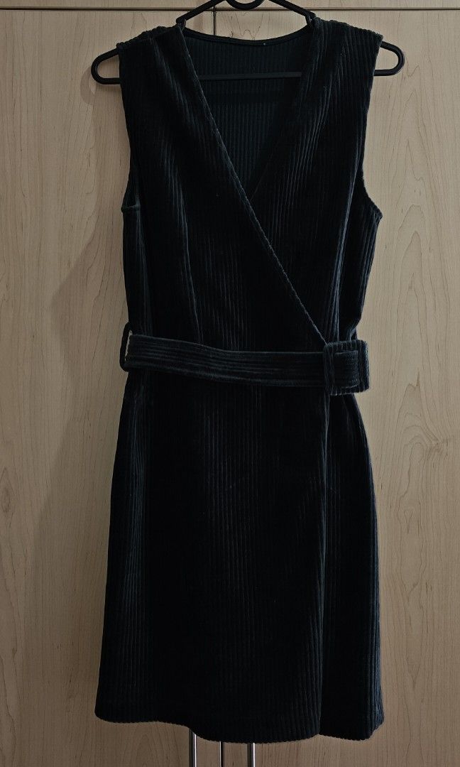 Mango Green Curdoroy dress (Category: Dresses) located in Makati City. Submitted by joieisdecluttering (Listing ID 1388567859, Image 2). Description: There's an issue with the material at the back (see last photo) but barely noticeable. Tag already removed..