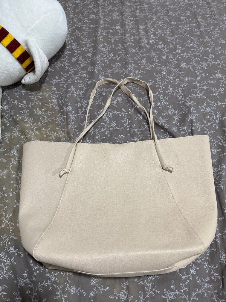 Mango White Tote Bag (Category: Shoulder Bags) located in Quezon City. Submitted by oncelovedph (Listing ID 1388632091, Image 1). Description: White tote bag Light weight Can fit a lot RFS: Downsizing bag collection.