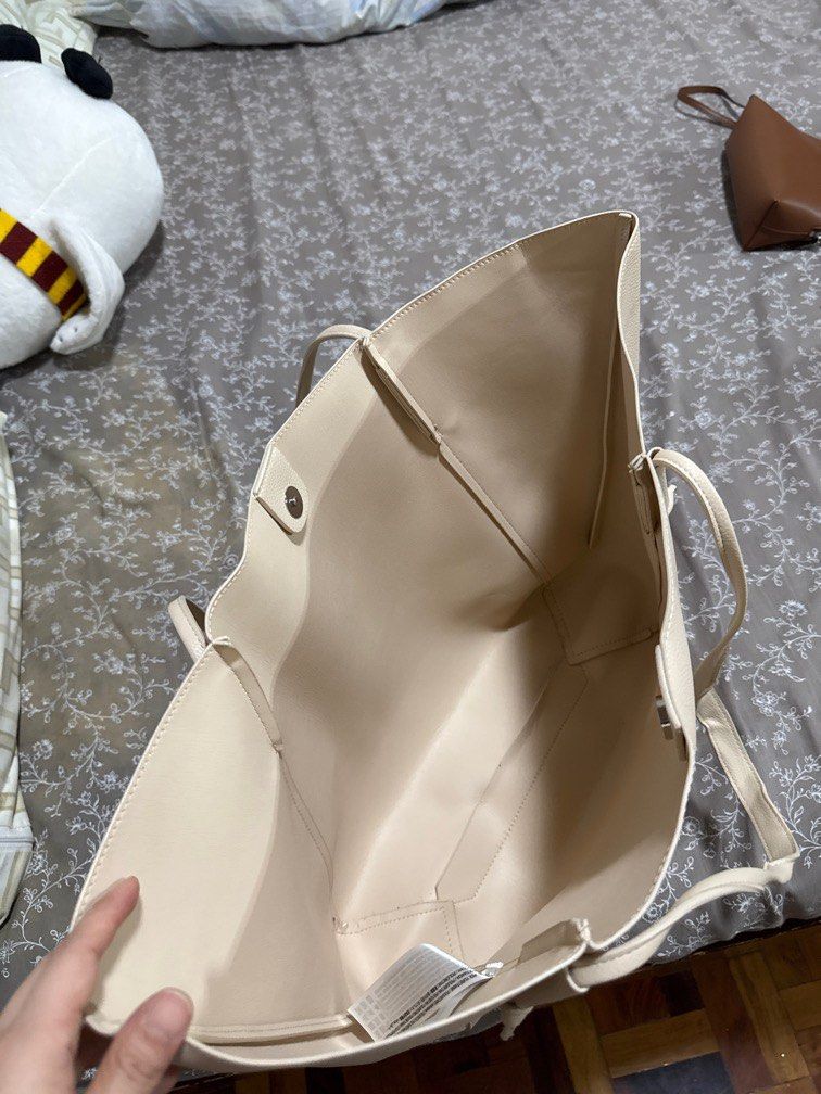 Mango White Tote Bag (Category: Shoulder Bags) located in Quezon City. Submitted by oncelovedph (Listing ID 1388632091, Image 2). Description: White tote bag Light weight Can fit a lot RFS: Downsizing bag collection.