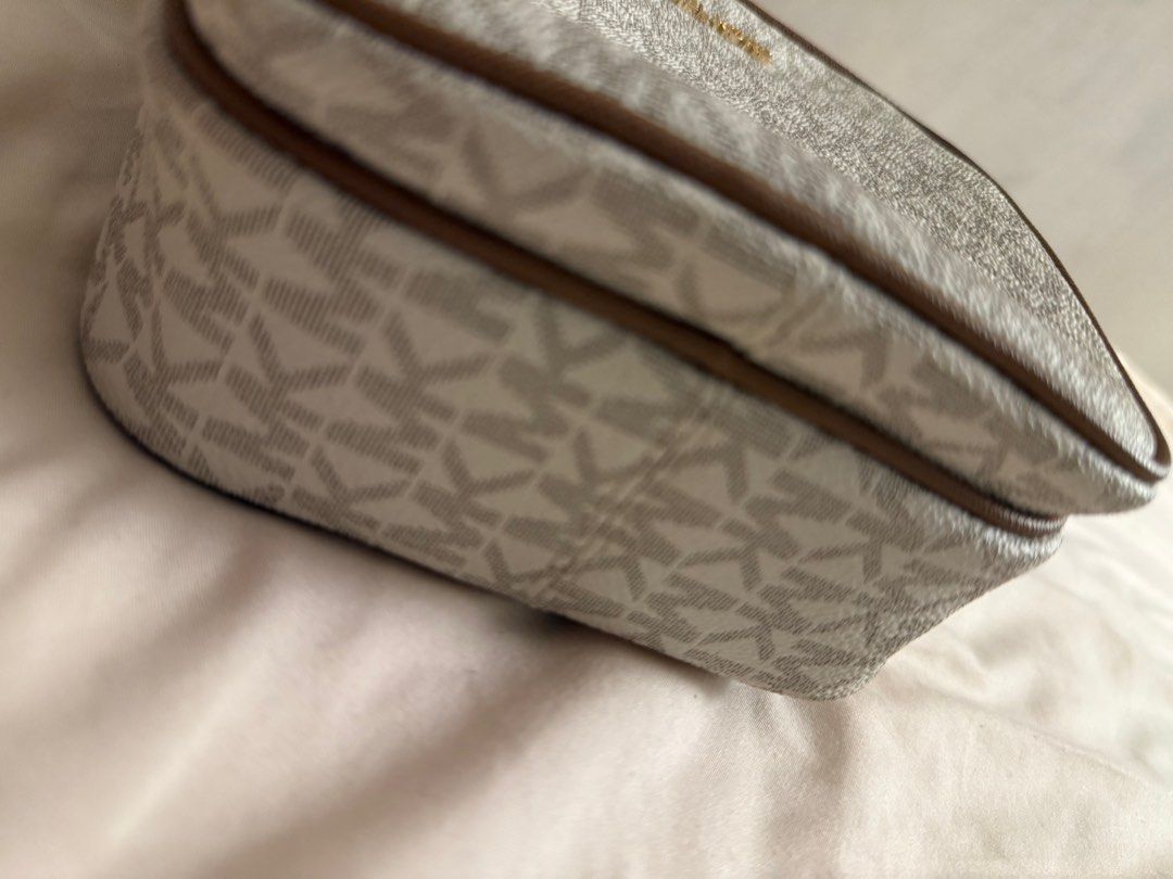 Michael Kors Body Bag (Category: Luxury Bags & Wallets) located in Caloocan City. Submitted by andyargu (Listing ID 1388620822, Image 2). Description: Refund and return to me, if you can prove its not authentic Bought from USA Outlet.