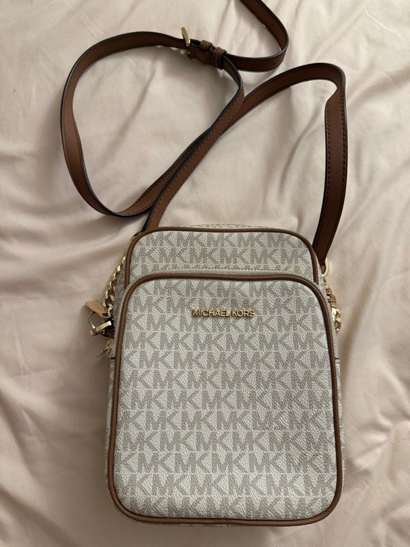 Michael Kors Body Bag (Category: Luxury Bags & Wallets) located in Caloocan City. Submitted by andyargu (Listing ID 1388620822, Image 1). Description: Refund and return to me, if you can prove its not authentic Bought from USA Outlet.