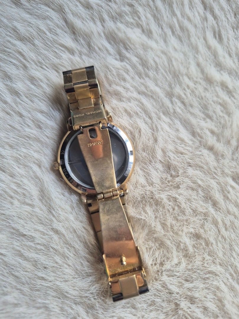 Michael kors heart crystal watch (Category: Women's Watches) located in Iloilo. Submitted by hellowanderer (Listing ID 1388594291, Image 2). Description: .