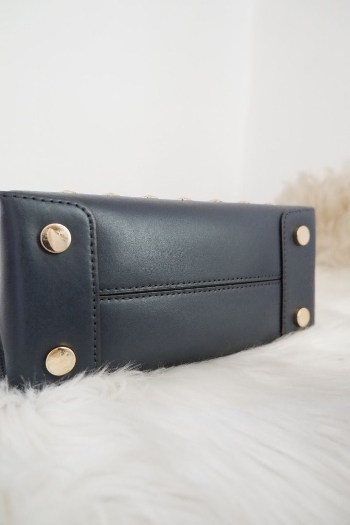 Michael Kors Mercer (Category: Luxury Bags & Wallets) located in Cebu City. Submitted by marikotomo78190 (Listing ID 1388594469, Image 2). Description: MK Mercer Navy blue Condition 9/10 100% Original No original dust bag but I’ll provide a dustbag for it Sourced from 🇯🇵Japan Price is negotiable We can ship 🇵🇭nationwide I am based in Cebu.