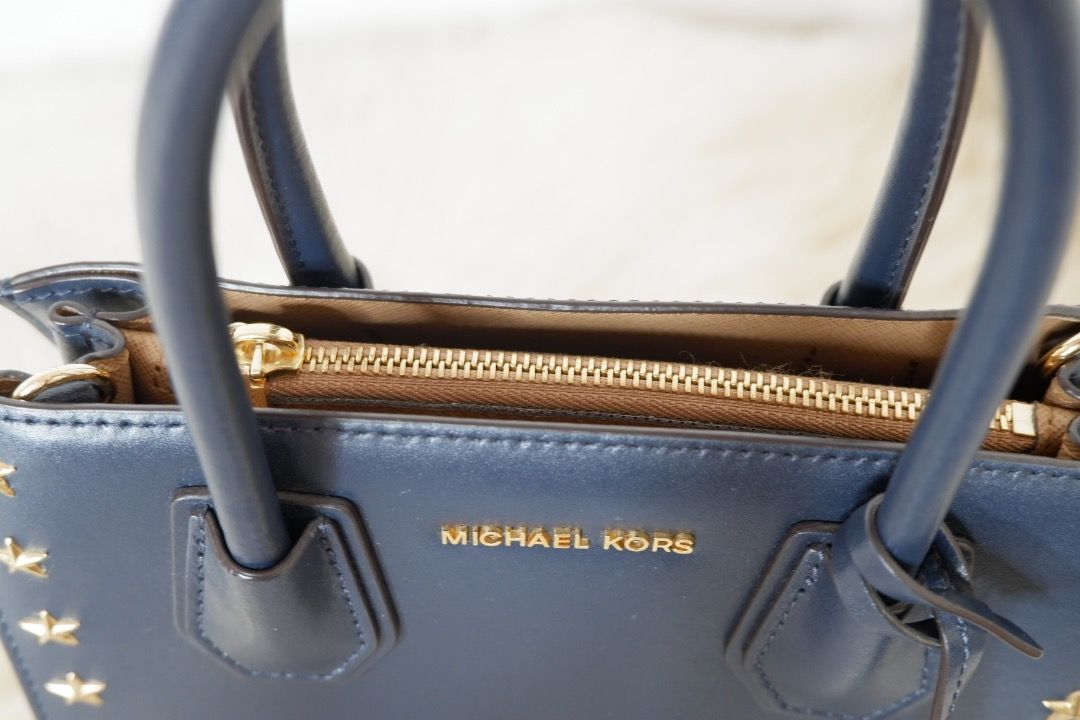 Michael Kors Mercer (Category: Luxury Bags & Wallets) located in Cebu City. Submitted by marikotomo78190 (Listing ID 1388594469, Image 3). Description: MK Mercer Navy blue Condition 9/10 100% Original No original dust bag but I’ll provide a dustbag for it Sourced from 🇯🇵Japan Price is negotiable We can ship 🇵🇭nationwide I am based in Cebu.