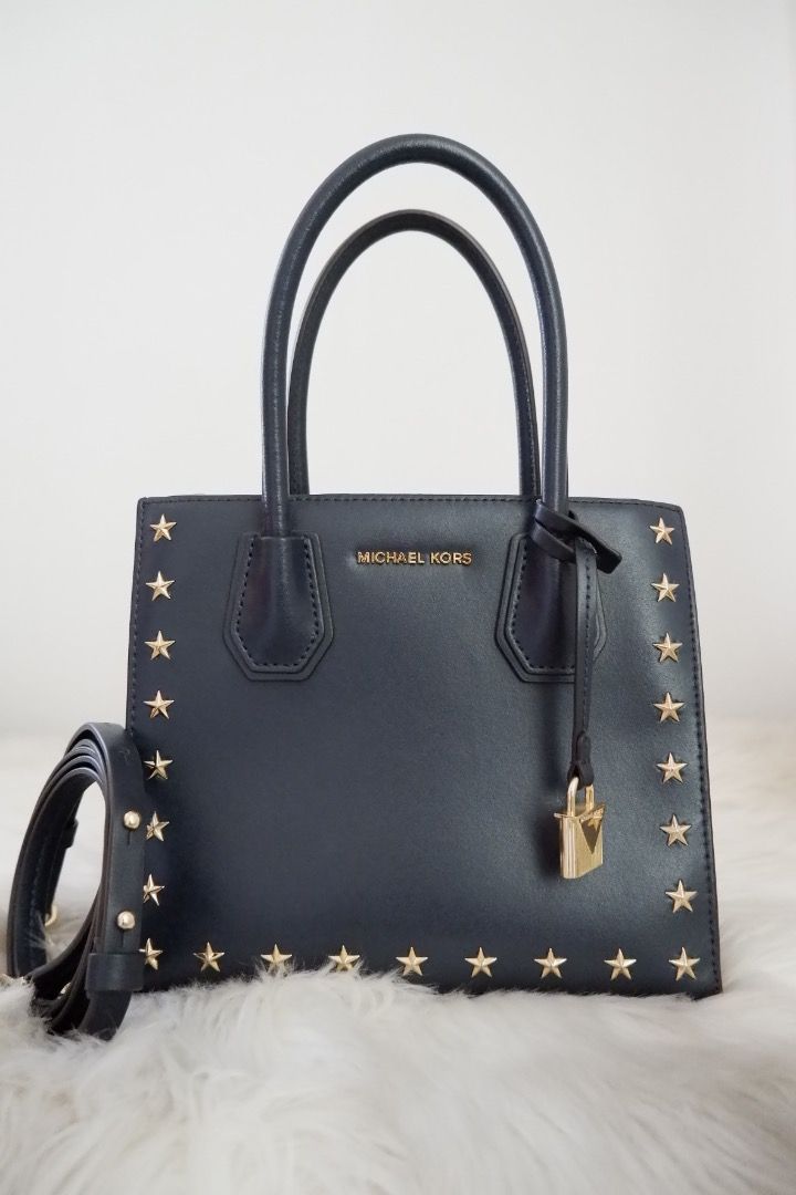 Michael Kors Mercer (Category: Luxury Bags & Wallets) located in Cebu City. Submitted by marikotomo78190 (Listing ID 1388594469, Image 1). Description: MK Mercer Navy blue Condition 9/10 100% Original No original dust bag but I’ll provide a dustbag for it Sourced from 🇯🇵Japan Price is negotiable We can ship 🇵🇭nationwide I am based in Cebu.