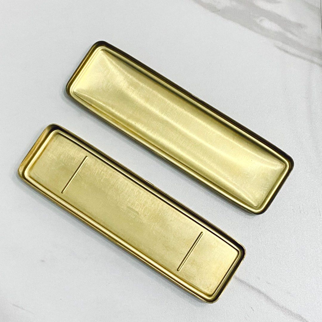 Midori Brass Pencase (Category: Stationery & School Supplies) located in Makati City. Submitted by aideclutter (Listing ID 1388571547, Image 2). Description: • Barely used • Pens NOT included (for size reference only) • Please see photos for details • With minor flaws Don’t know where they came from. Used this only at home to house my favorite pens. • Serious buyers only (Please don’t waste my time) • Buyer shoulders DF..
