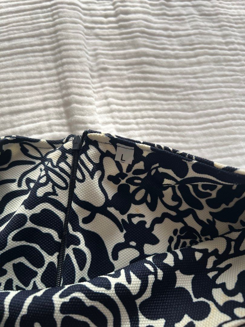 White and Navy Blue Floral Pattern Dress (Category: Dresses) located in Antipolo. Submitted by prebym_ (Listing ID 1388619328, Image 3). Description: .