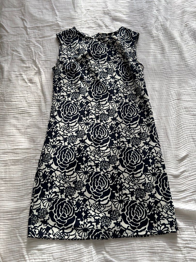 White and Navy Blue Floral Pattern Dress (Category: Dresses) located in Antipolo. Submitted by prebym_ (Listing ID 1388619328, Image 1). Description: .