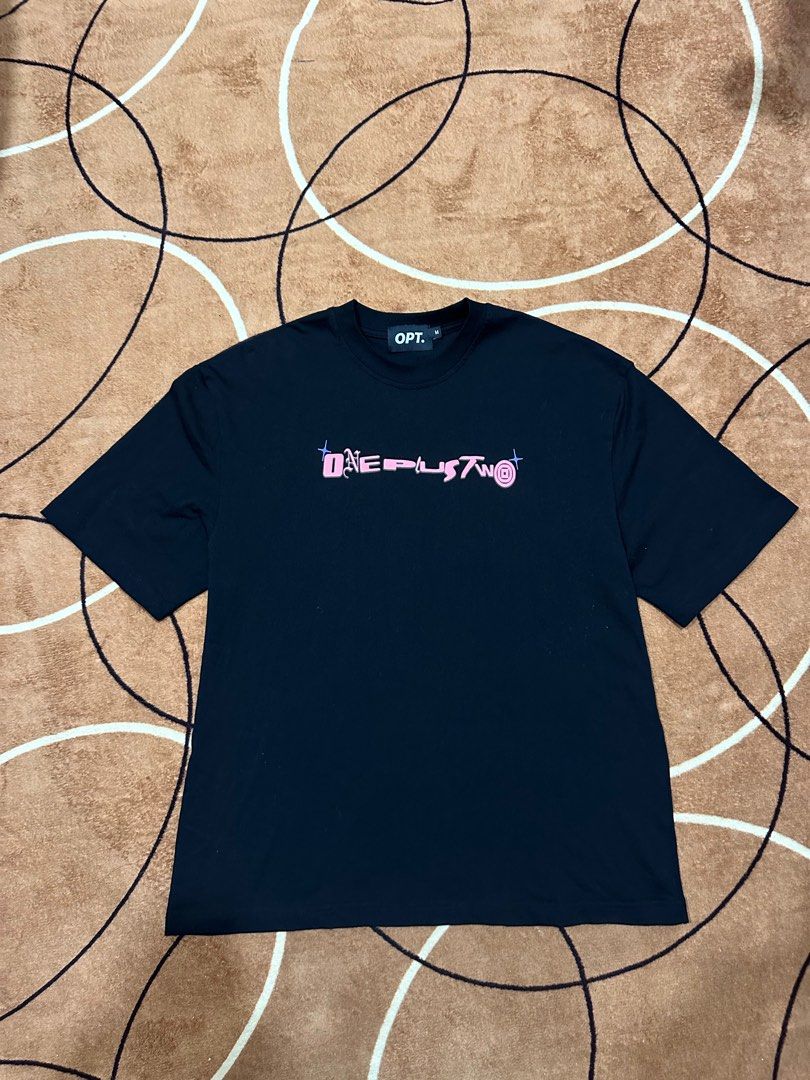 OPT Script Tee (Category: Activewear) located in Kuala Lumpur. Submitted by firdausfansuri (Listing ID 1388556500, Image 2). Description: 🔥 FOR SALE: OPT Script Ter🔥 👕 Size: M ✨ Condition: 10/10 💰 Harga: RM180 (boleh nego) Below retail 📈 📦 COD area [Klang Valley] / Postage available 🚚 ⚡ Try Offer , Kena Harga Auto lepas ⚡.