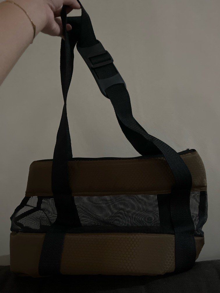 RUSH SALE Pet carrier (Medium Size on tag) (Category: Homes & Other Pet Accessories) located in Manila. Submitted by fcoll (Listing ID 1388585283, Image 2). Description: just bought, no issues rfs: wrong size, too small for my dog .