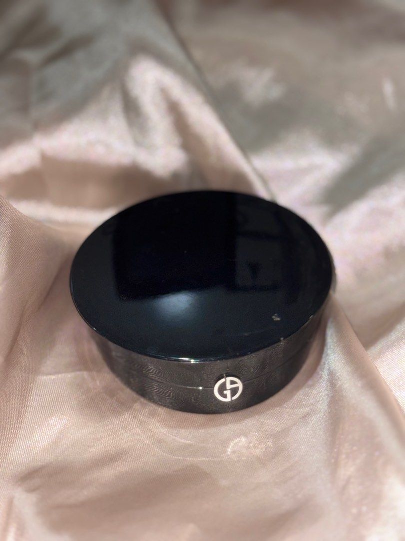 RARE Giorgio Armani Sun Fabric Bronzer (Category: Makeup) located in Quezon City. Submitted by pink_highlights (Listing ID 1388669858, Image 2). Description: 🍒 Swatched twice, no box, with brush 🎁 ALL ITEMS NEGOTIABLE!🎁 📣 FREE SHIPPING for same-day purchase and payment 📣.