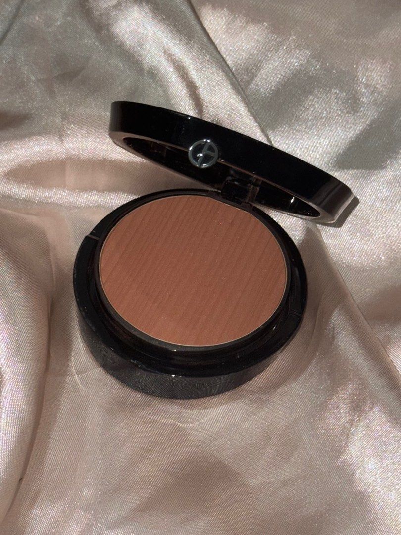 RARE Giorgio Armani Sun Fabric Bronzer (Category: Makeup) located in Quezon City. Submitted by pink_highlights (Listing ID 1388669858, Image 3). Description: 🍒 Swatched twice, no box, with brush 🎁 ALL ITEMS NEGOTIABLE!🎁 📣 FREE SHIPPING for same-day purchase and payment 📣.